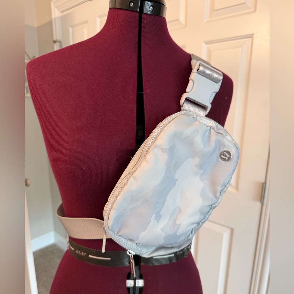 Lululemon Everywhere Belt Bag – 1L Pearls & Rocks